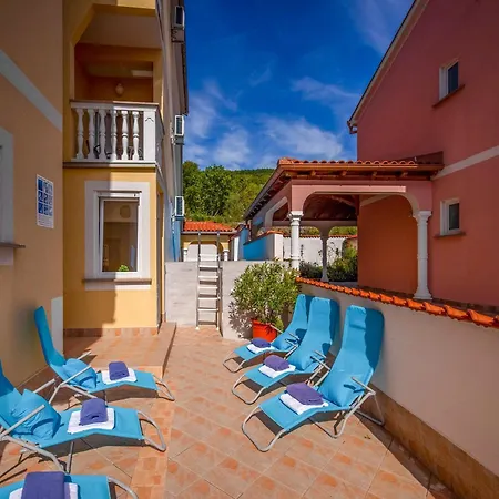 In Croatia With Pool Apartman